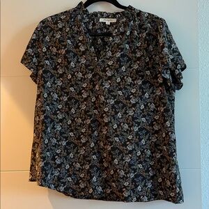 Floral split neck flutter sleeve Short Sleeve Blouse in Black